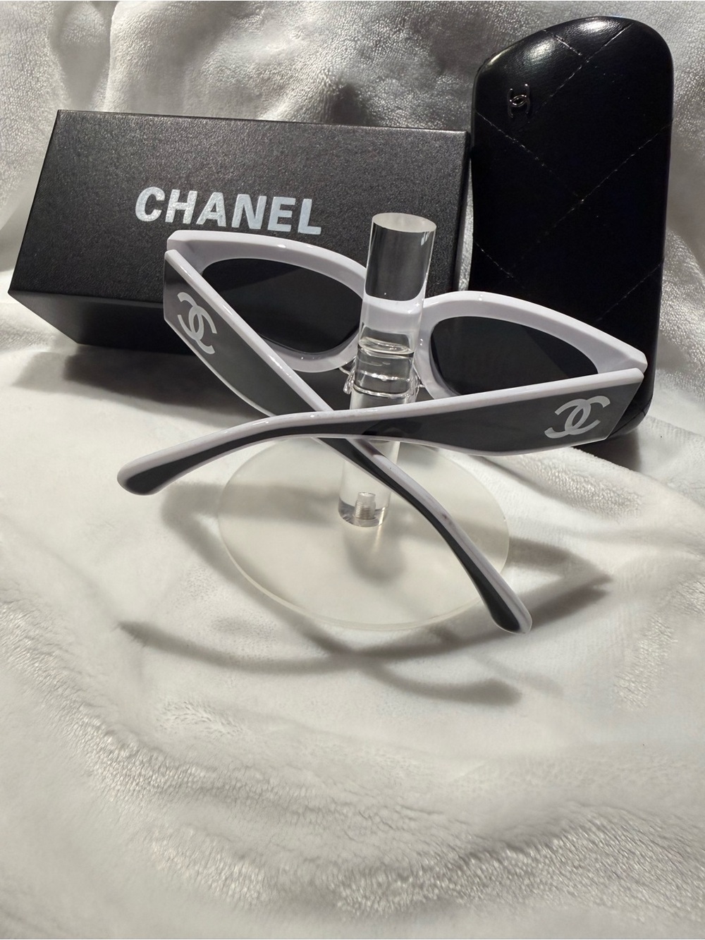 CHANEL Black and White Cat-Eye Sunglasses with Dark Lenses - Picture 2 of 4